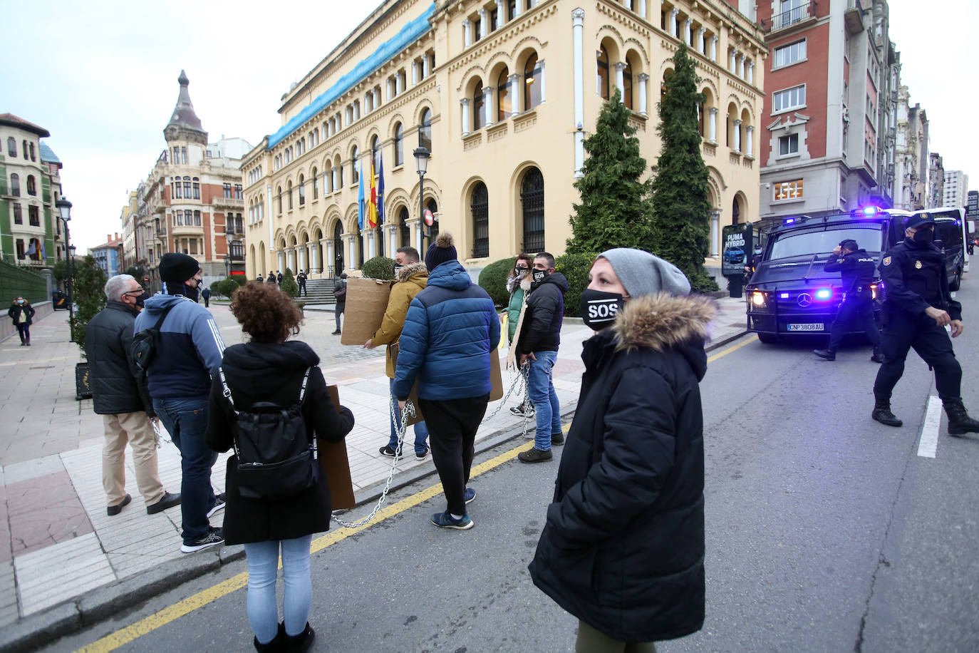 Los hosteleros asturianos han vuelto a salir a las calles de Gijón y Oviedo para protestar contra las últimas medidas adoptadas por el Gobierno regional para hacer frente a la pandemia; unas restricciones que pasan por prohibir la actividad en el interior de los locales en los concejos más afectados por el virus.
