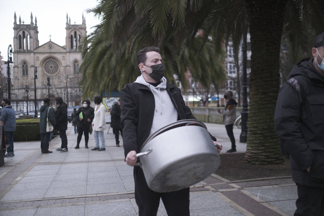 Los hosteleros asturianos han vuelto a salir a las calles de Gijón y Oviedo para protestar contra las últimas medidas adoptadas por el Gobierno regional para hacer frente a la pandemia; unas restricciones que pasan por prohibir la actividad en el interior de los locales en los concejos más afectados por el virus. 