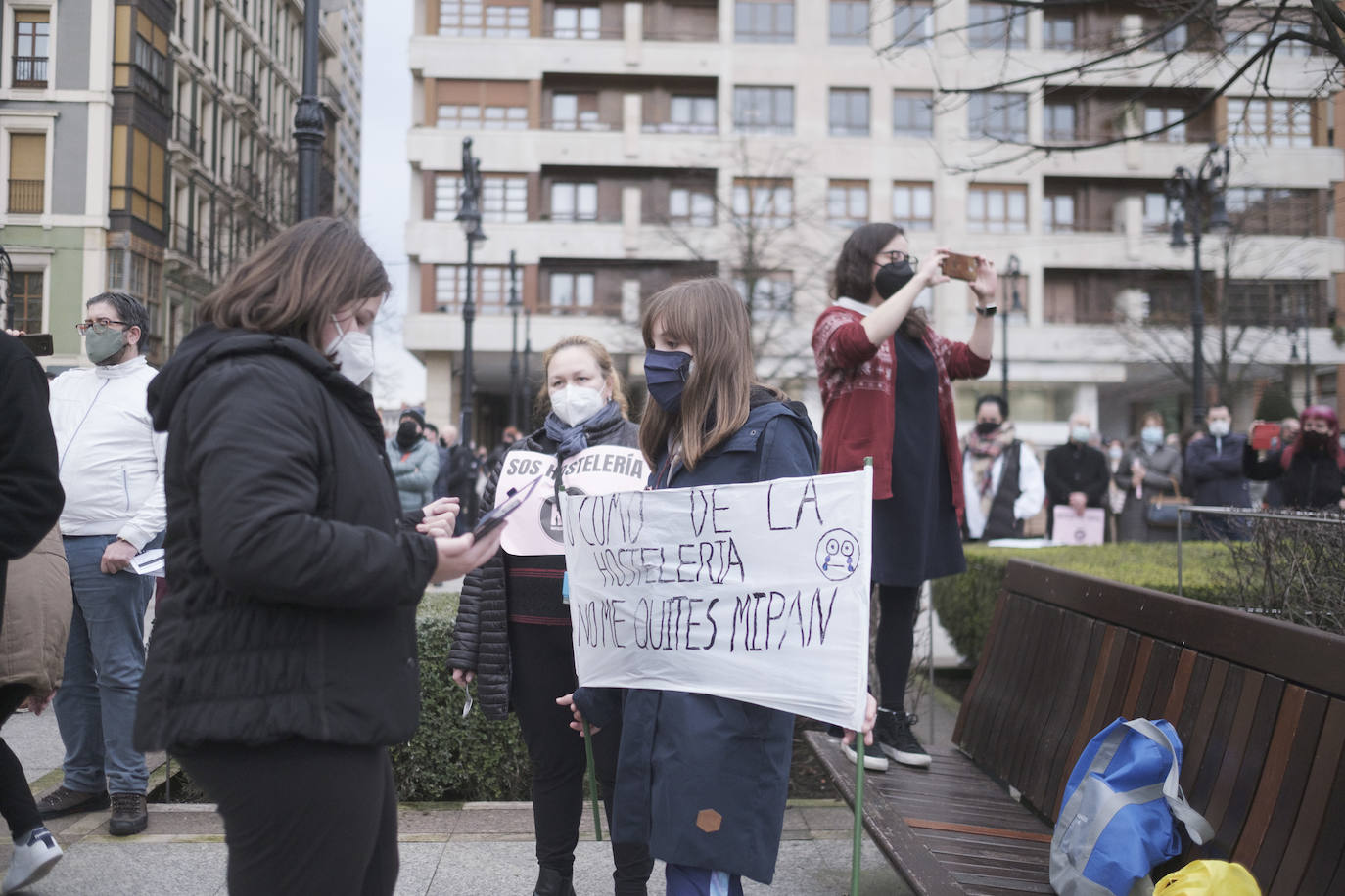 Los hosteleros asturianos han vuelto a salir a las calles de Gijón y Oviedo para protestar contra las últimas medidas adoptadas por el Gobierno regional para hacer frente a la pandemia; unas restricciones que pasan por prohibir la actividad en el interior de los locales en los concejos más afectados por el virus. 