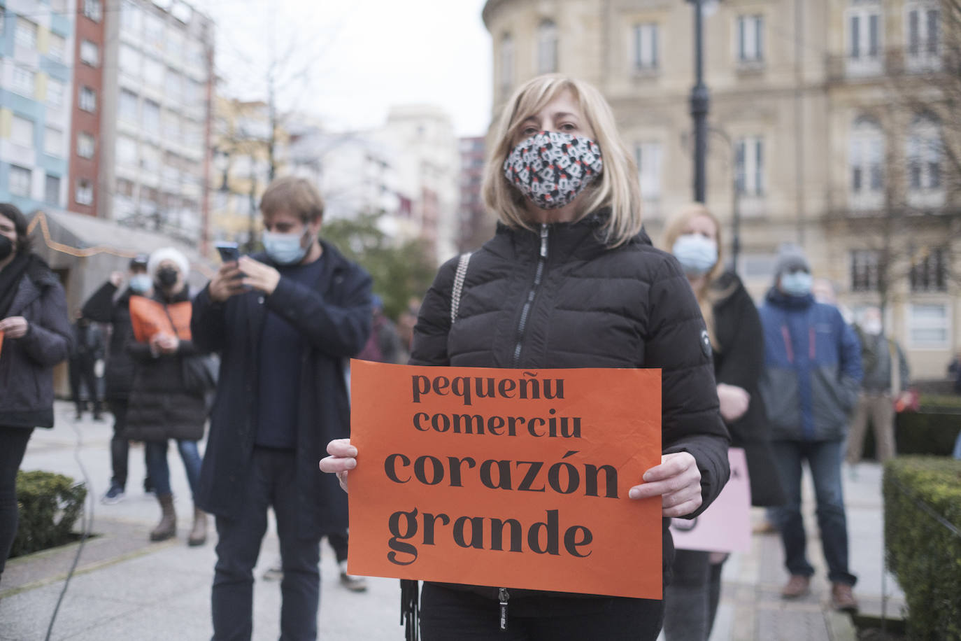 Los hosteleros asturianos han vuelto a salir a las calles de Gijón y Oviedo para protestar contra las últimas medidas adoptadas por el Gobierno regional para hacer frente a la pandemia; unas restricciones que pasan por prohibir la actividad en el interior de los locales en los concejos más afectados por el virus. 