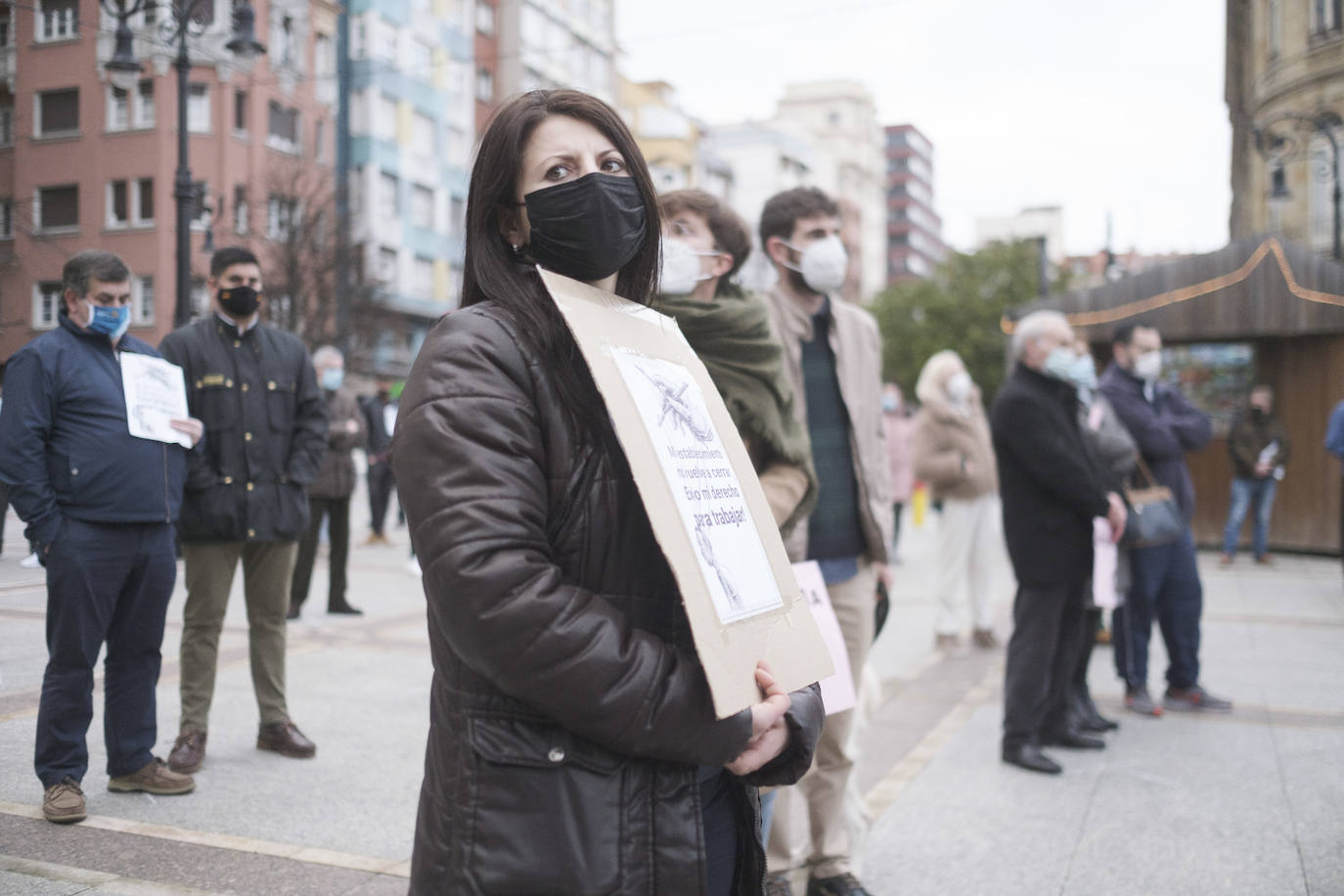 Los hosteleros asturianos han vuelto a salir a las calles de Gijón y Oviedo para protestar contra las últimas medidas adoptadas por el Gobierno regional para hacer frente a la pandemia; unas restricciones que pasan por prohibir la actividad en el interior de los locales en los concejos más afectados por el virus. 
