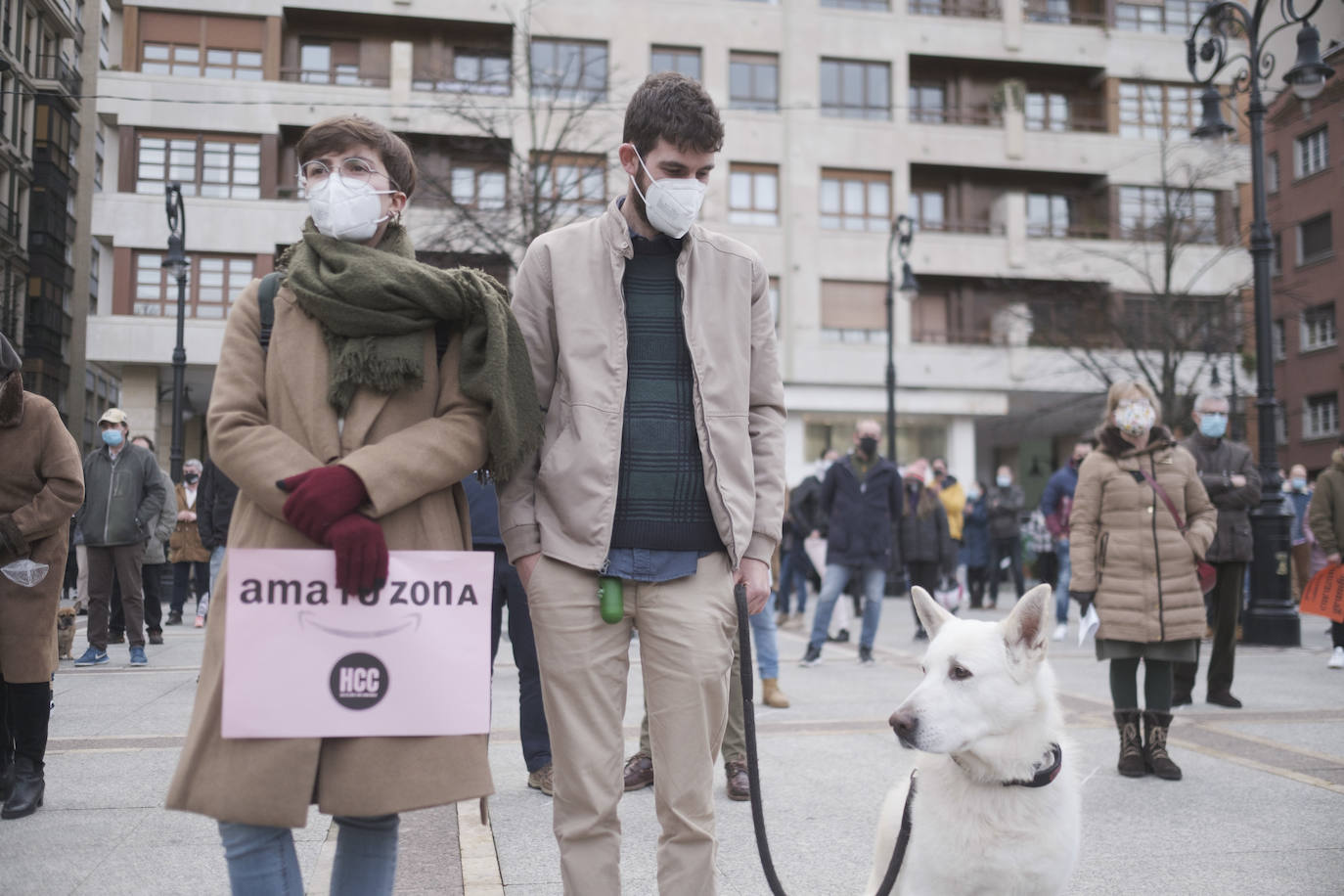 Los hosteleros asturianos han vuelto a salir a las calles de Gijón y Oviedo para protestar contra las últimas medidas adoptadas por el Gobierno regional para hacer frente a la pandemia; unas restricciones que pasan por prohibir la actividad en el interior de los locales en los concejos más afectados por el virus. 