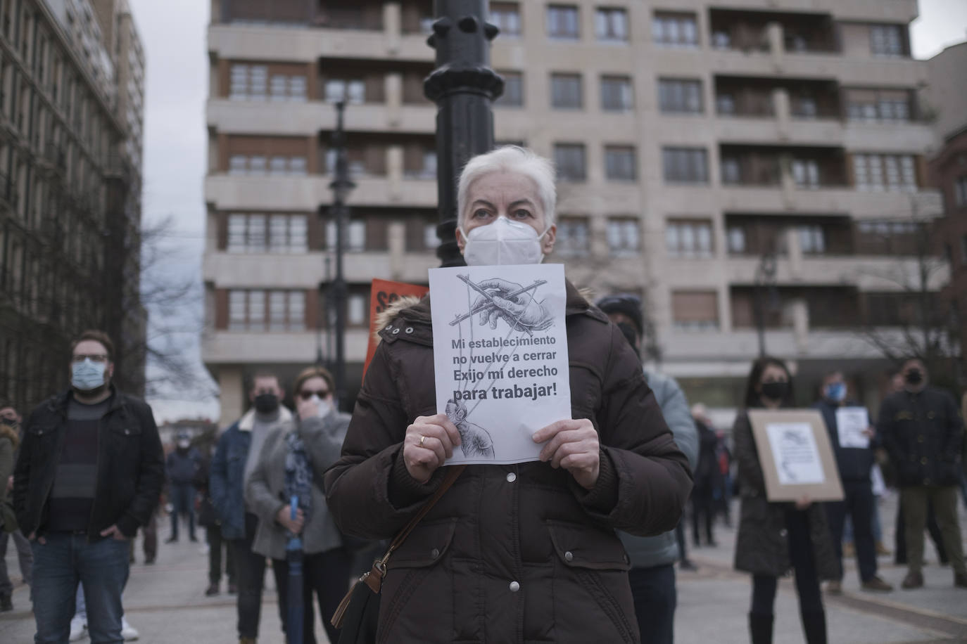 Los hosteleros asturianos han vuelto a salir a las calles de Gijón y Oviedo para protestar contra las últimas medidas adoptadas por el Gobierno regional para hacer frente a la pandemia; unas restricciones que pasan por prohibir la actividad en el interior de los locales en los concejos más afectados por el virus. 
