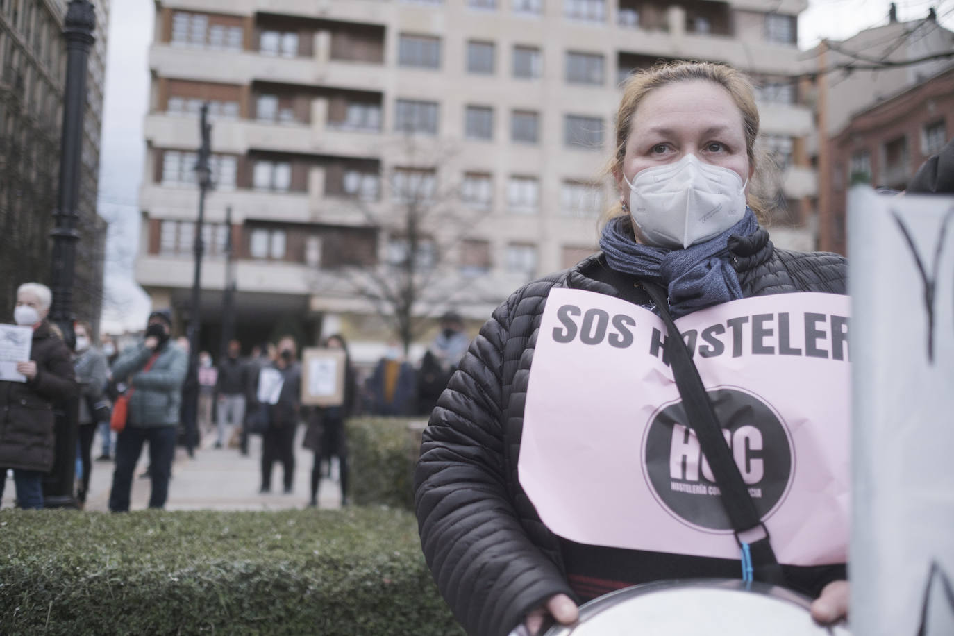 Los hosteleros asturianos han vuelto a salir a las calles de Gijón y Oviedo para protestar contra las últimas medidas adoptadas por el Gobierno regional para hacer frente a la pandemia; unas restricciones que pasan por prohibir la actividad en el interior de los locales en los concejos más afectados por el virus. 