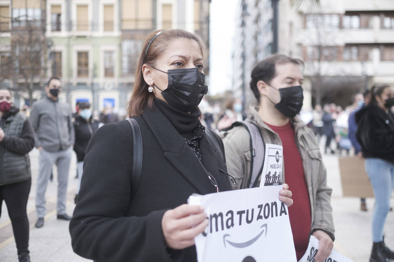 Los hosteleros asturianos han vuelto a salir a las calles de Gijón y Oviedo para protestar contra las últimas medidas adoptadas por el Gobierno regional para hacer frente a la pandemia; unas restricciones que pasan por prohibir la actividad en el interior de los locales en los concejos más afectados por el virus. 