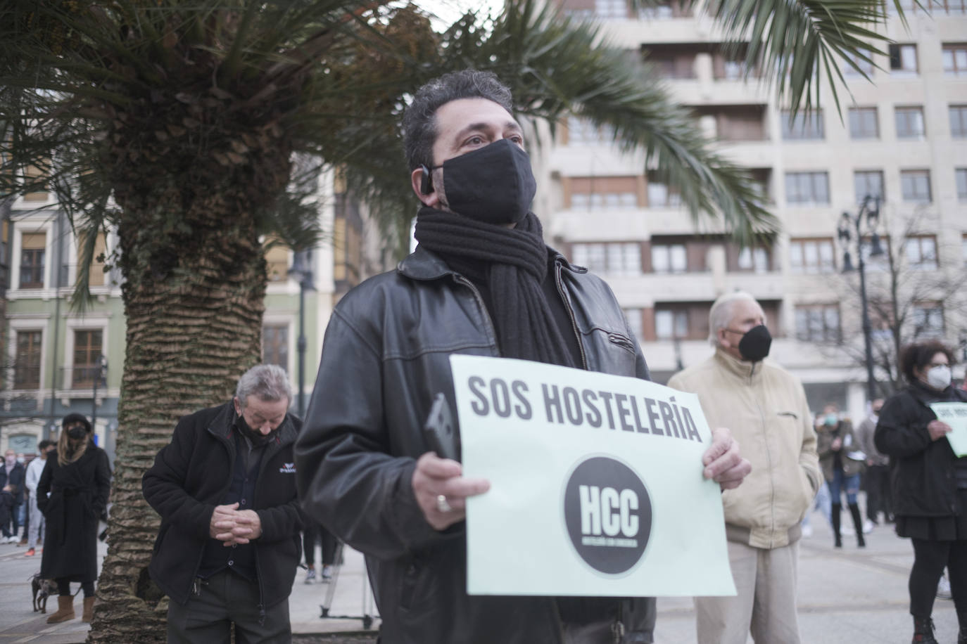 Los hosteleros asturianos han vuelto a salir a las calles de Gijón y Oviedo para protestar contra las últimas medidas adoptadas por el Gobierno regional para hacer frente a la pandemia; unas restricciones que pasan por prohibir la actividad en el interior de los locales en los concejos más afectados por el virus. 