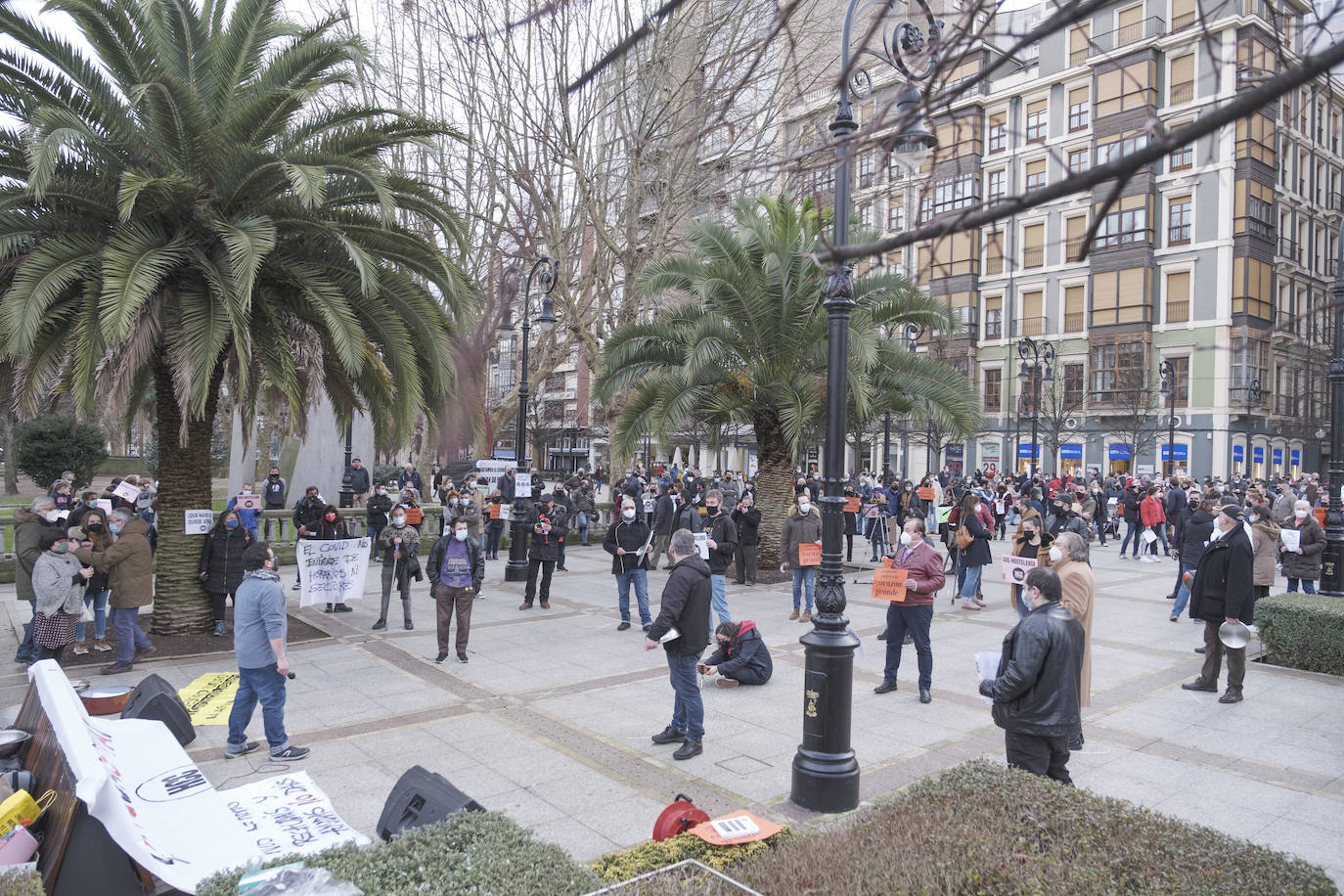 Los hosteleros asturianos han vuelto a salir a las calles de Gijón y Oviedo para protestar contra las últimas medidas adoptadas por el Gobierno regional para hacer frente a la pandemia; unas restricciones que pasan por prohibir la actividad en el interior de los locales en los concejos más afectados por el virus. 