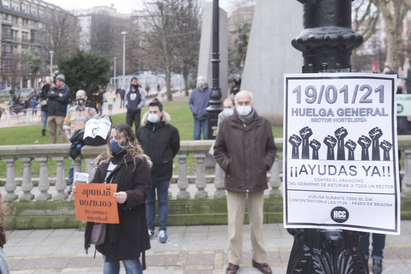 Los hosteleros asturianos han vuelto a salir a las calles de Gijón y Oviedo para protestar contra las últimas medidas adoptadas por el Gobierno regional para hacer frente a la pandemia; unas restricciones que pasan por prohibir la actividad en el interior de los locales en los concejos más afectados por el virus. 