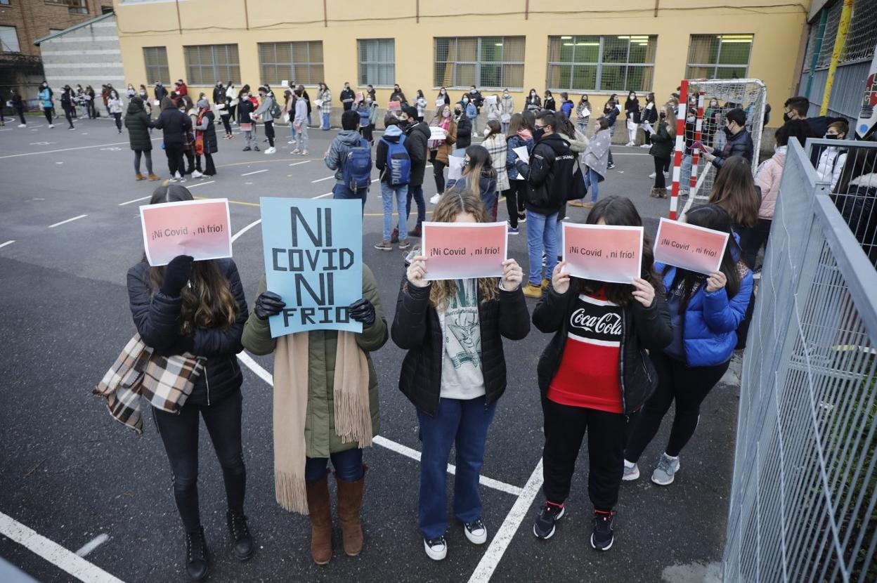 Alumnos del IES David Vázquez Martínez de Laviana portaron carteles durante la protesta celebrada en el patio del centro. 