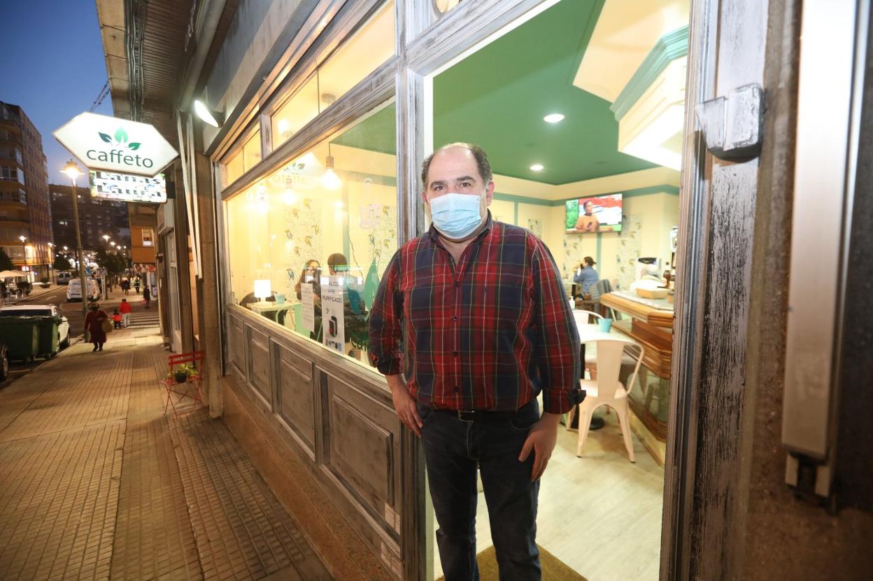 Alberto Mariña, a la puerta de Caffeto. 