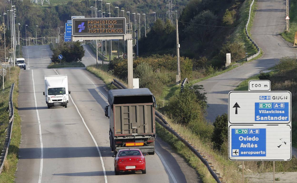 La DGT recuerda los casos en los que está prohibido adelantar