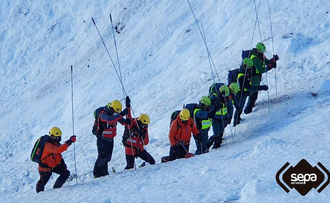 Grupo de recate de Bomberos y efectivos del Greim de la Guardia Civil 