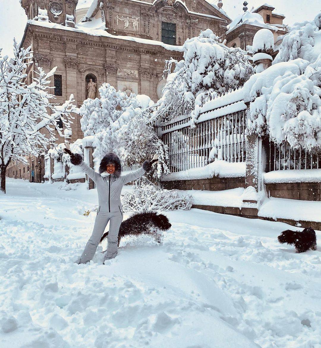 Carola Baleztena, embarazada de su tercera hija, en plena nevada madrileña.