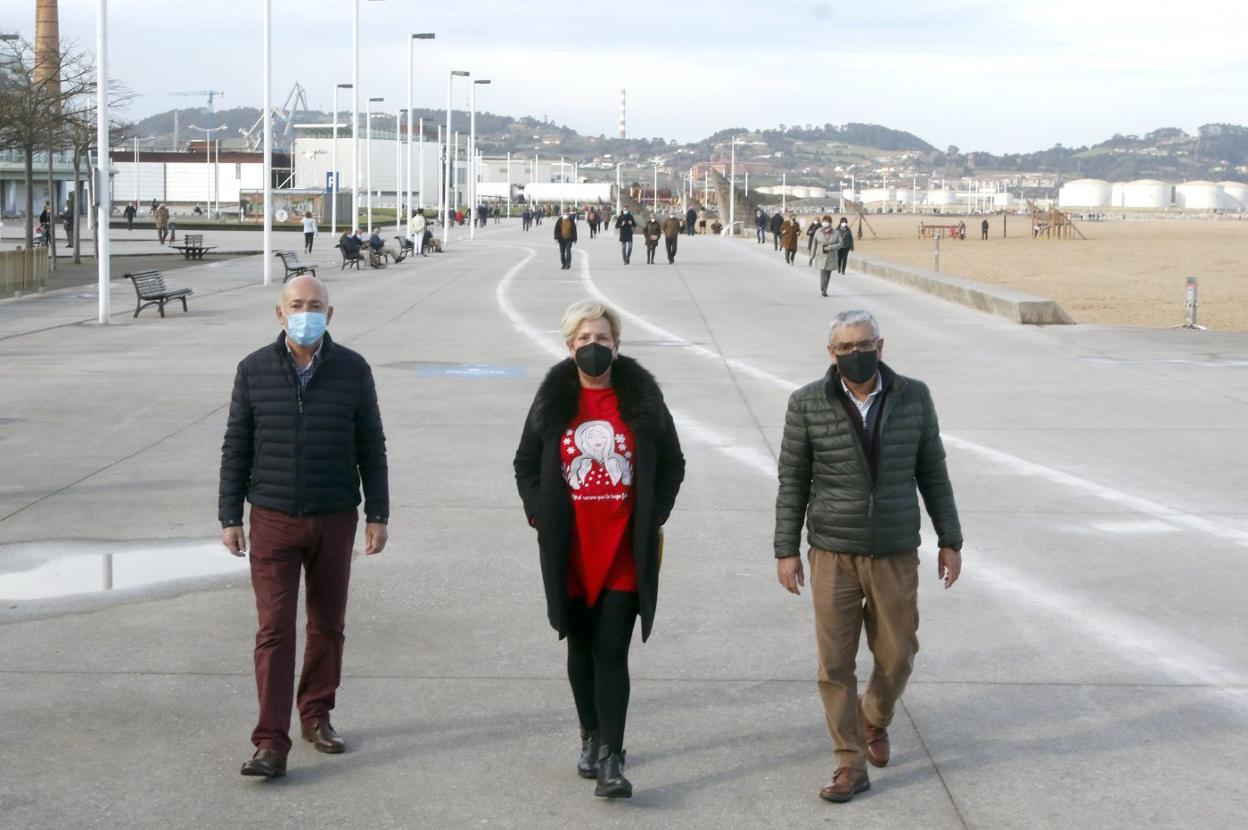 Juventino Montes, Isabel Viña y Luis Manuel Flórez 'Floro' pasean por la zona de Poniente que se propone sea bautizada con el nombre de Vicente Álvarez Areces. 