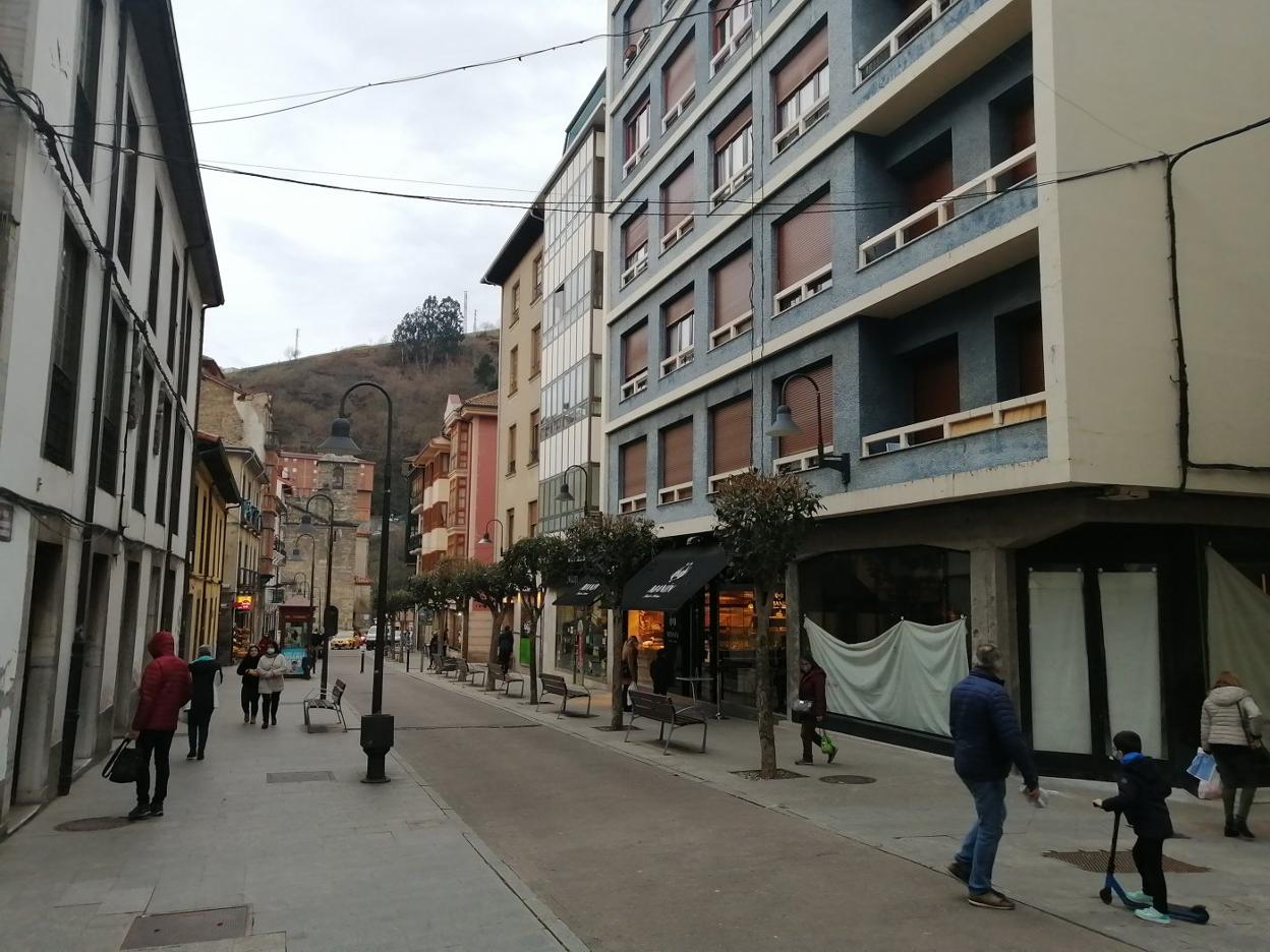 El cruce de la calle Mayor canguesa casi desierto en la tarde de ayer. 