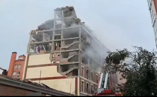 Imagen principal - Imagen del edificio afectado y de momentos después de la explosión