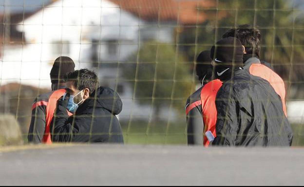 La Policía propone una sanción para dos jugadores del Sporting y otras diez personas, además del local del evento