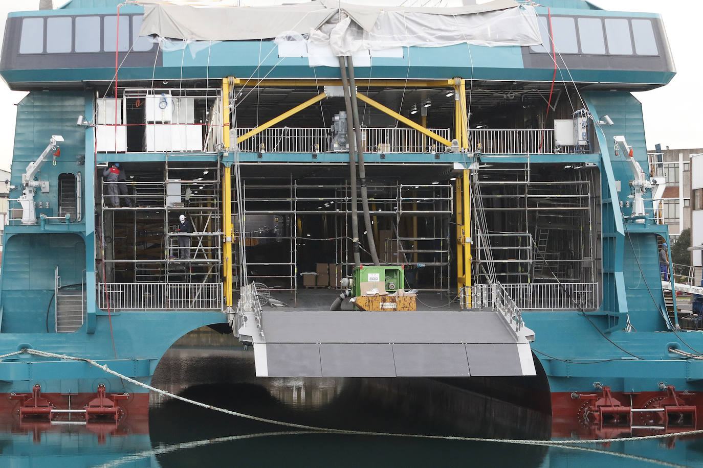 El catamarán para Balearia, el primero del mundo propulsado por gas licuado, a punto de iniciar las últimas pruebas en la costa gijonesa.