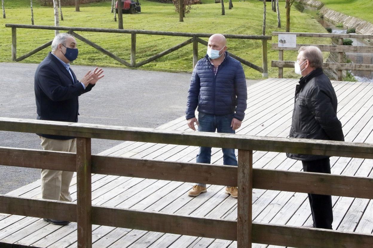 Javier Brea, Pablo Piñera y Manuel Fernández dialogan. 