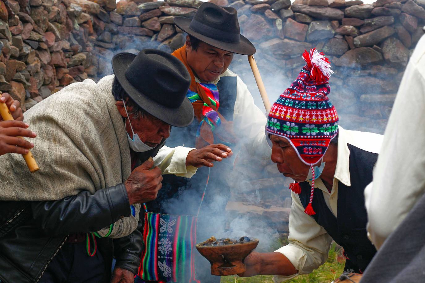 Campesinos aymaras de Puno, en Perú, han cumplido con la tradicional ceremonia de homenaje a la Madre Tierra que se celebra cada tercer jueves del año en una ladera situada en la frontera con Bolivia a 4.000 metros de altitud. Los participantes han disfrutado de la música y bailes populares y han lucido los trajes típicos, complementados este año con mascarillas contra el coronavirus. 