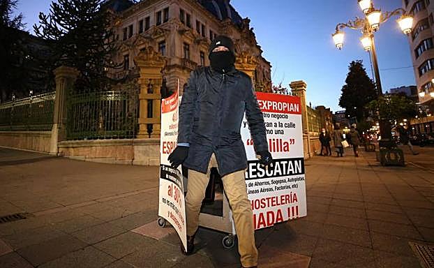 Patricio Sánchez, 'Titi', hostelero sierense, abandona su protesta en la Junta General.