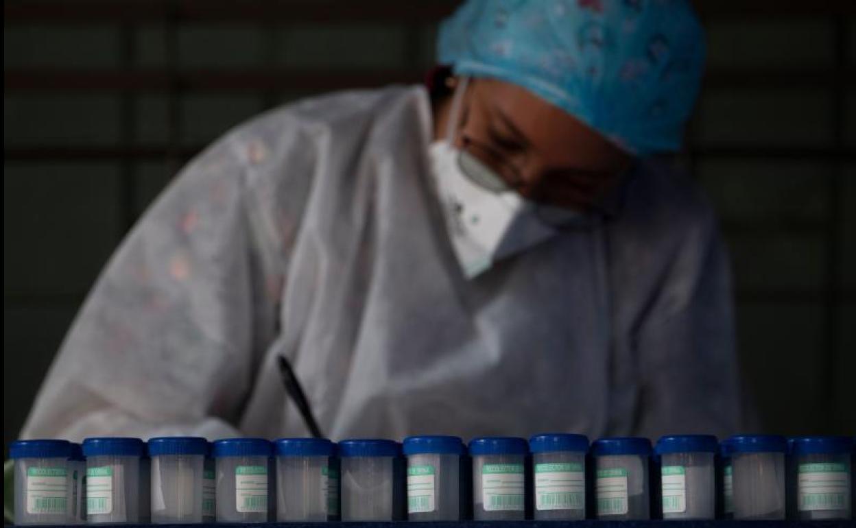 Un trabajador de salud realiza pruebas de covid-19 en Bogotá (Colombia) 