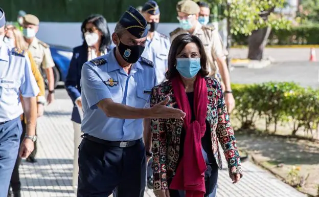 El general del Ejército del Aire Miguel Ángel Villarroya, junto a la ministra Margarita Robles.