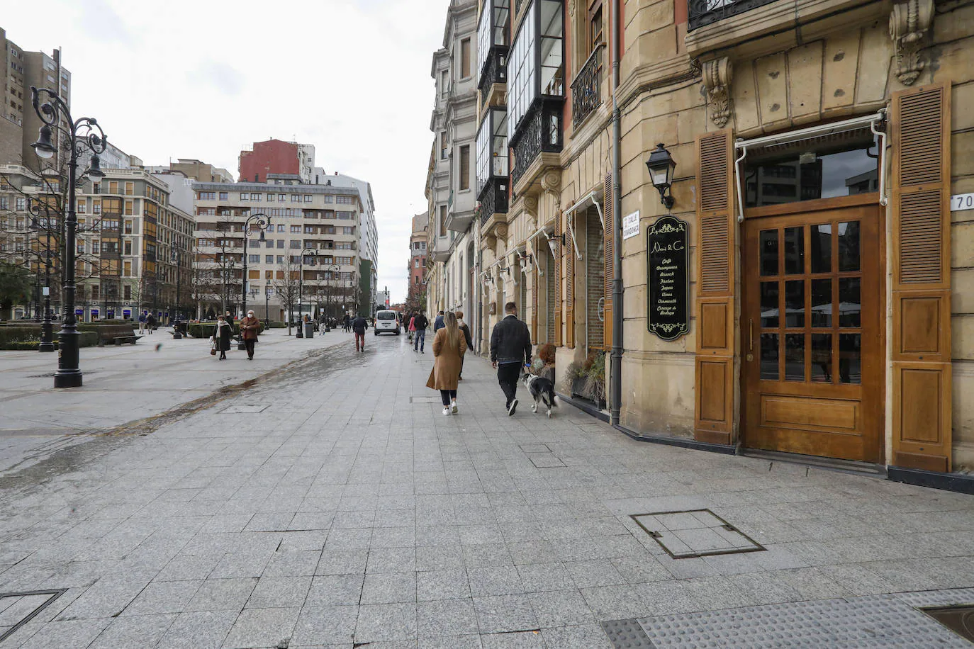 Lleno en las calles de Oviedo y en las terrazas de Mieres que contrasta con el vacío en Grado. En Gijón, la afluencia va por barrios.