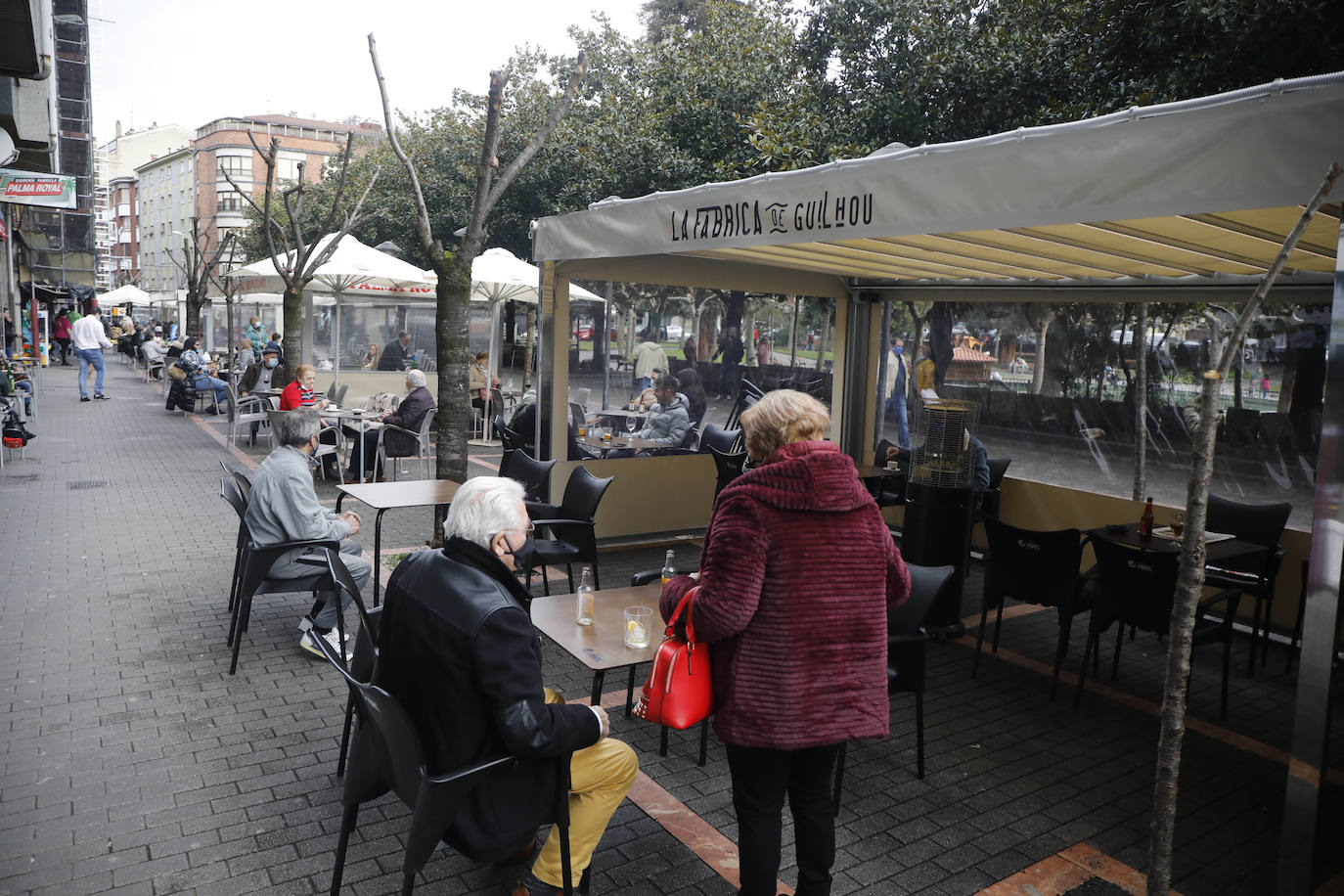 Lleno en las calles de Oviedo y en las terrazas de Mieres que contrasta con el vacío en Grado. En Gijón, la afluencia va por barrios.