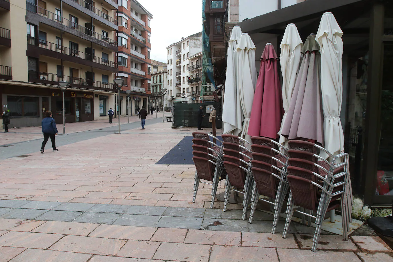 Lleno en las calles de Oviedo y en las terrazas de Mieres que contrasta con el vacío en Grado. En Gijón, la afluencia va por barrios.