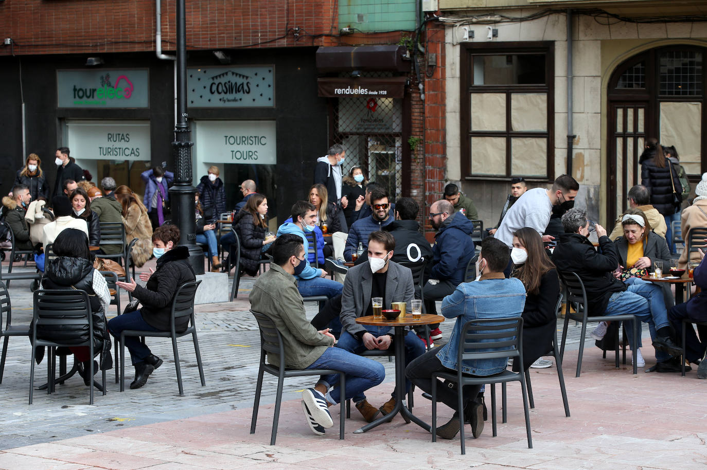 Lleno en las calles de Oviedo y en las terrazas de Mieres que contrasta con el vacío en Grado. En Gijón, la afluencia va por barrios.