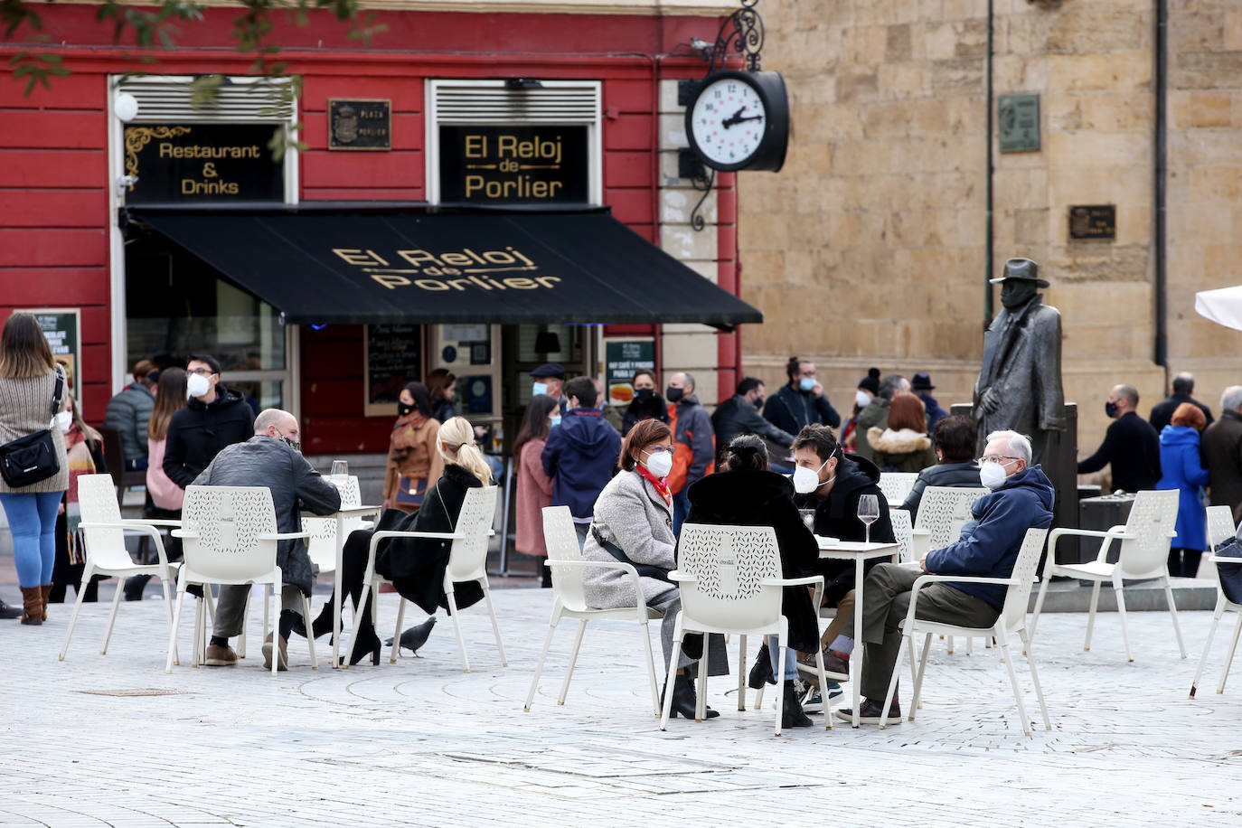 Lleno en las calles de Oviedo y en las terrazas de Mieres que contrasta con el vacío en Grado. En Gijón, la afluencia va por barrios.