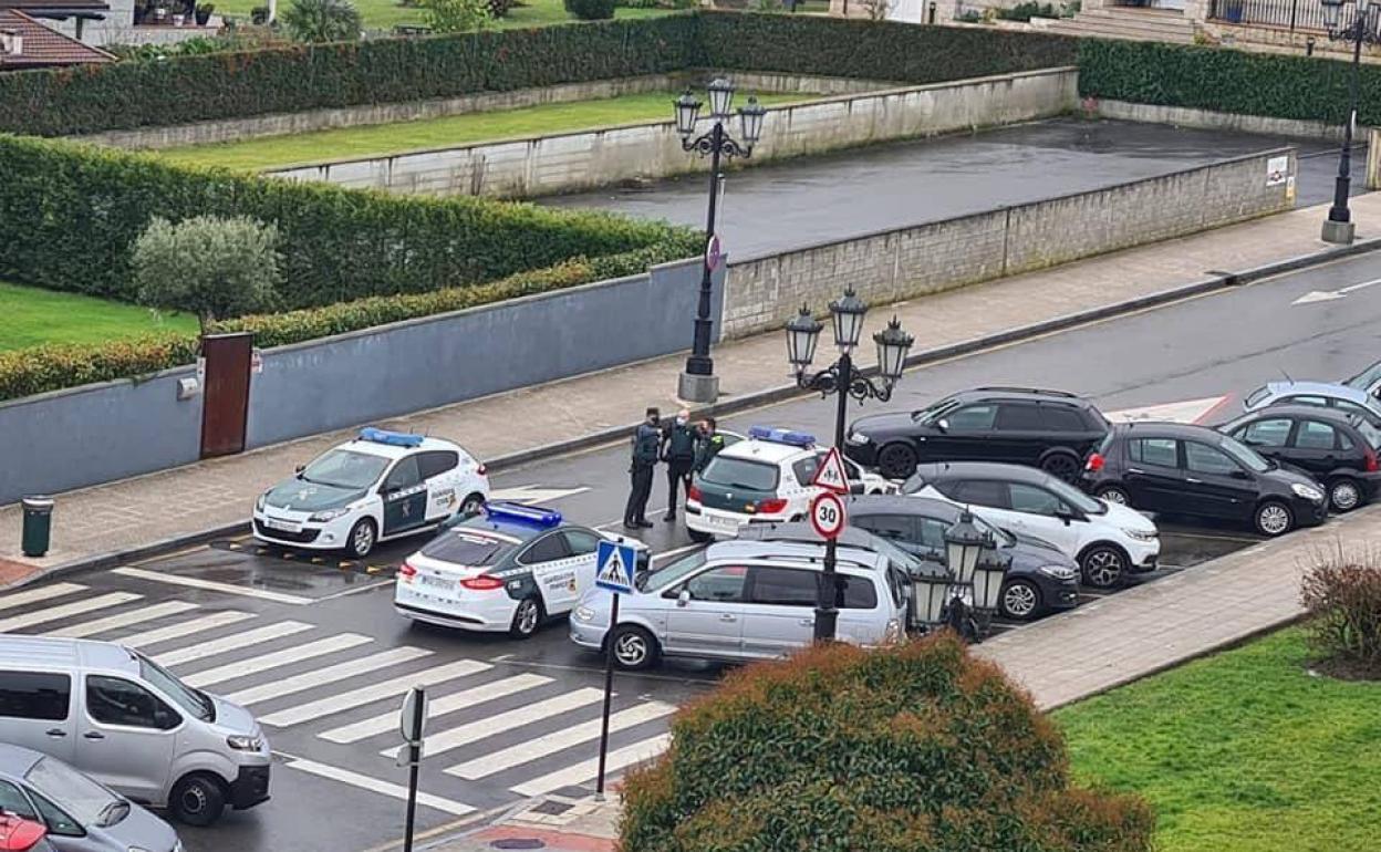 La Guardia Civil junto al coche del detenido.