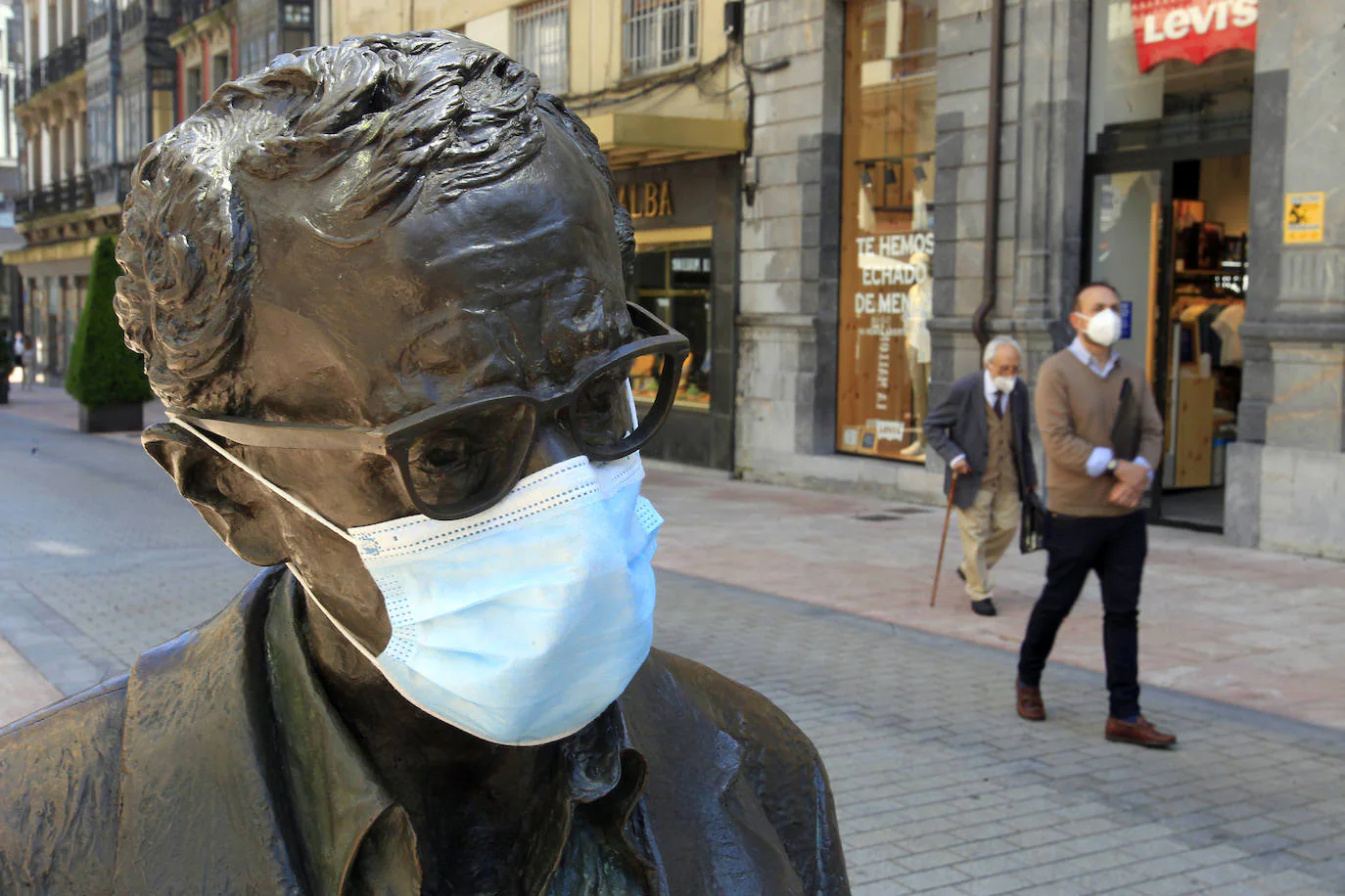 La estatua de Woody Allen en Oviedo, con mascarilla. 