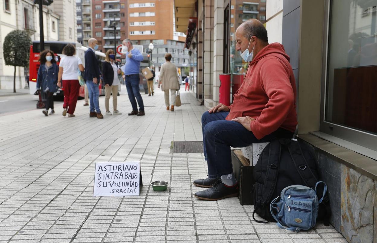 Joaquín Quintana, en el lugar de la calle Pedro Duro de Gijón donde suele pasar buena parte del día. 