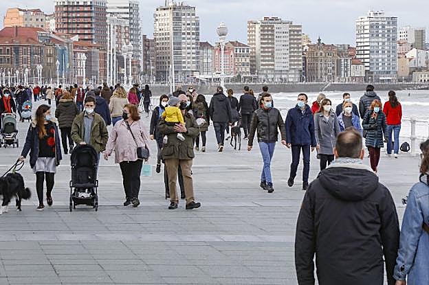 Los hosteleros de Gijón piden la activación ya del fondo de rescate y el 30% de las terrazas opta por no abrir