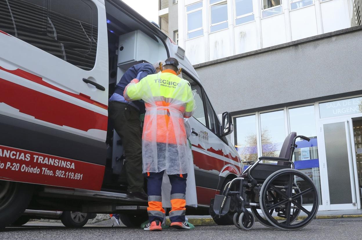 Traslado de un paciente con síntomas de covid-19 al Hospital de Cabueñes. 