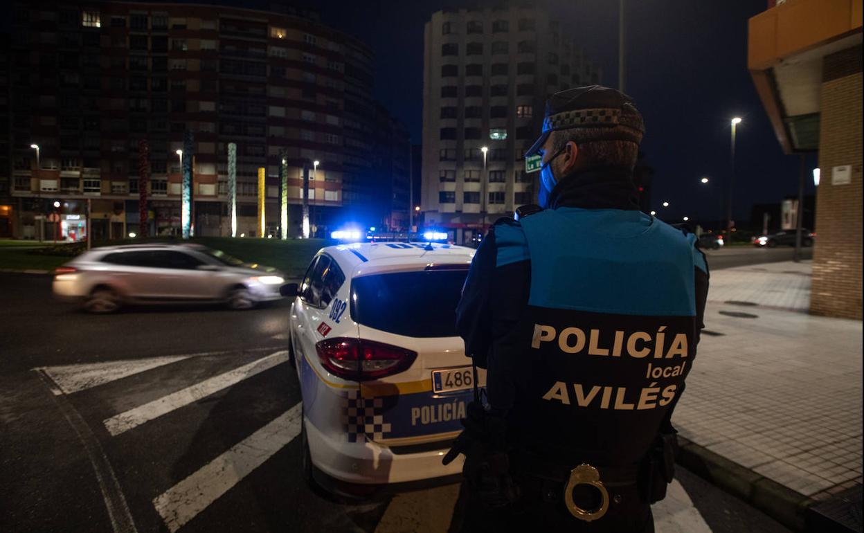 Imagen de archivo de un control de la Policía Local de Avilés. 