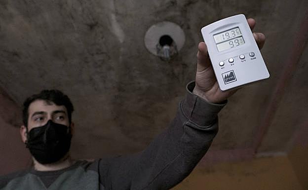 Jordán Santana, de 26 años, muestra las condiciones de su vivienda pública en La Calzada.