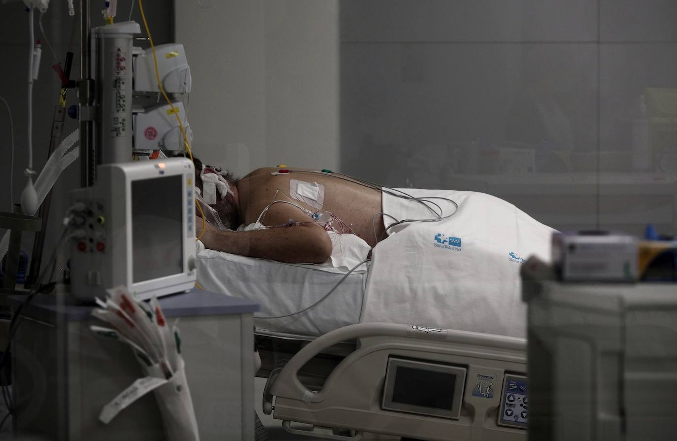 Un enfermo en una UCI del Hospital Isabel Zendal.