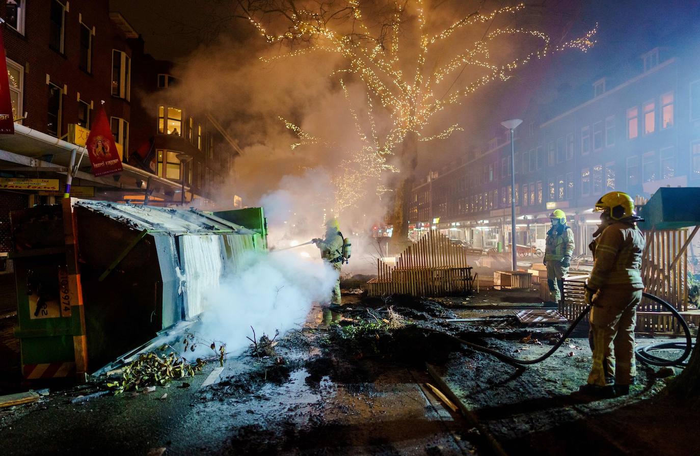 La declaración del primer toque de queda desde la Segunda Guerra Mundial en Países Bajos ha crispado a algunos ciudadanos, que han causado, por tercera noche consecutiva, importantes disturbios en varias ciudades del país. La policía holandesa detuvo a más de 150 personas durante la noche del lunes. 