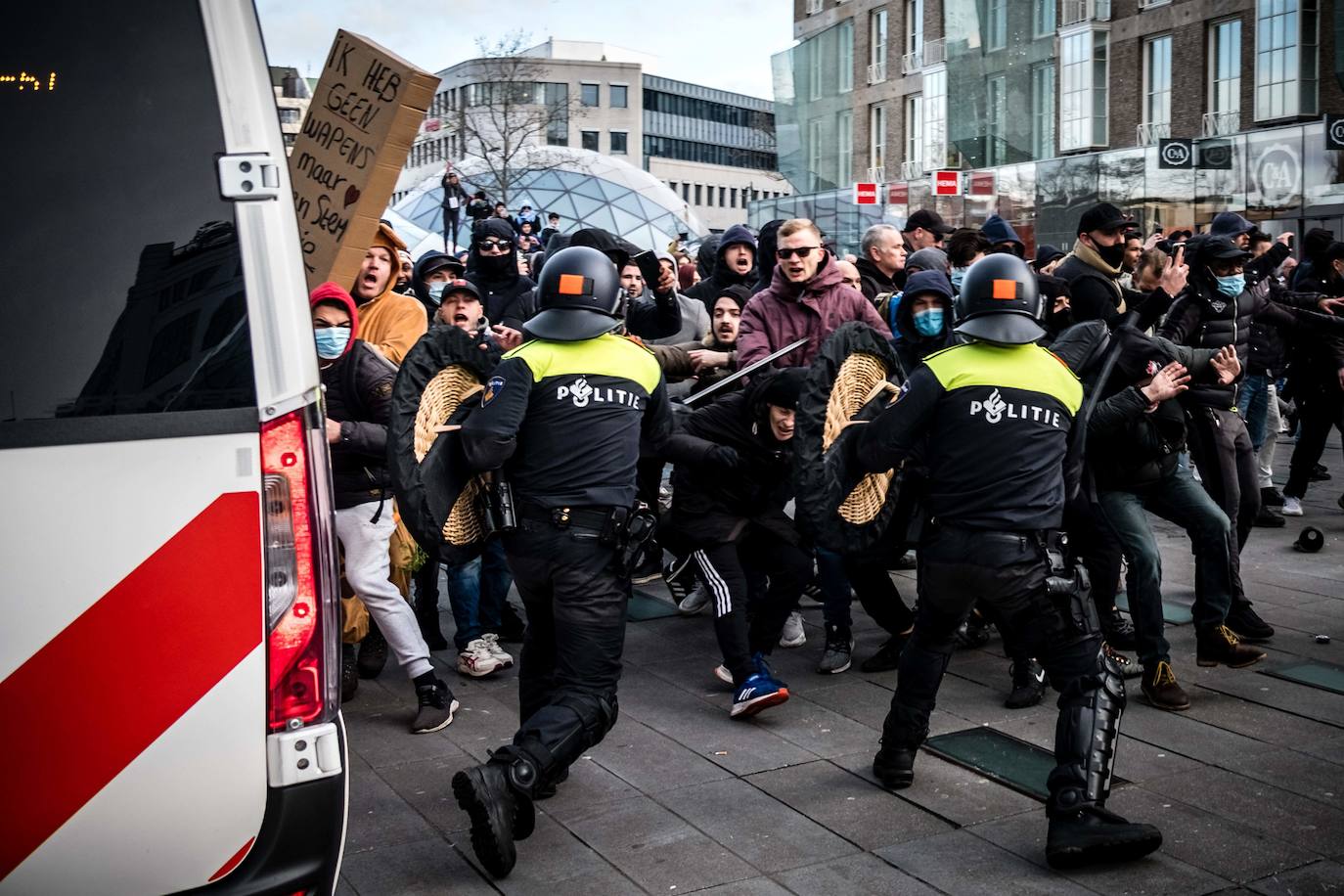 La declaración del primer toque de queda desde la Segunda Guerra Mundial en Países Bajos ha crispado a algunos ciudadanos, que han causado, por tercera noche consecutiva, importantes disturbios en varias ciudades del país. La policía holandesa detuvo a más de 150 personas durante la noche del lunes. 