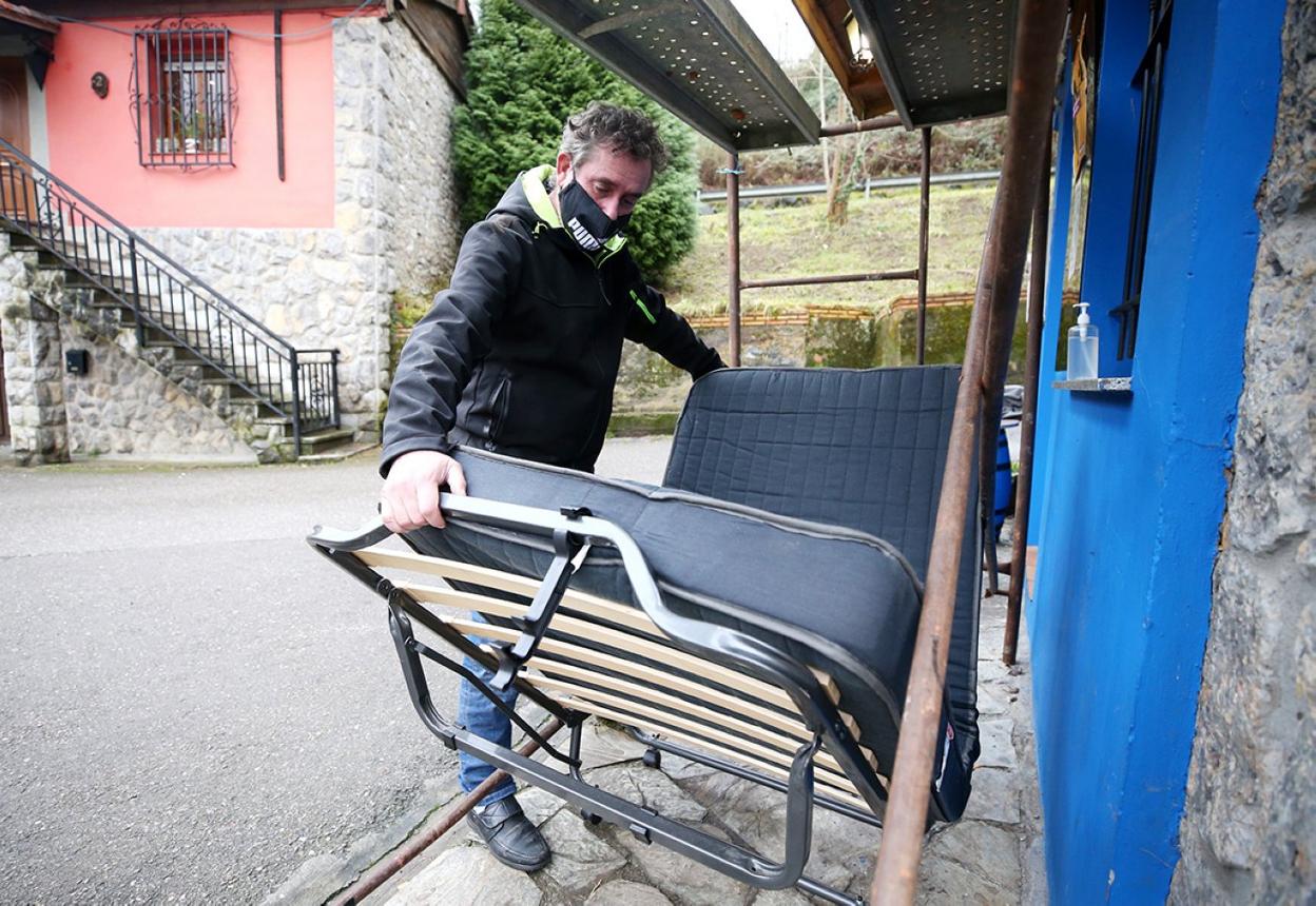 Sergio Villaverde vuelve a montar la cama frente a su bar. 