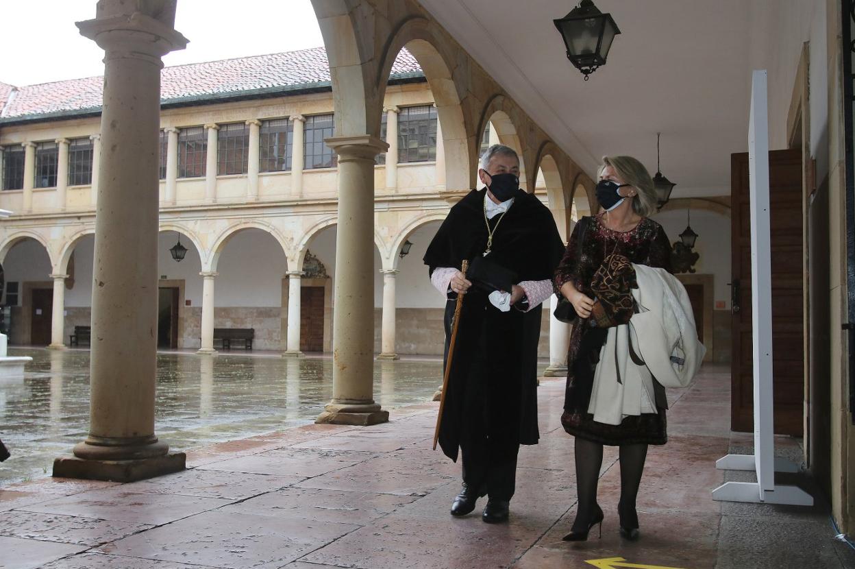 Santiago García Granda y María Río Presa, en el claustro del edificio histórico de la Universidad. 