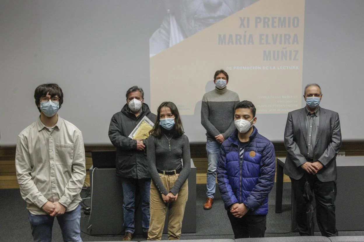 Los alumnos del Instituto Número 1 y Nacho González, merecedores del premio María Elvira Muñiz. 