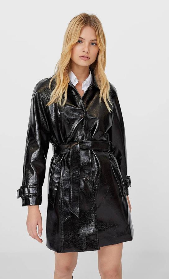 Trench acharolado con botonadura cruzada y cuello solapa de Stradivarius, 15,99 euros.