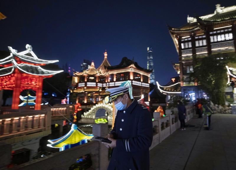 El Año Nuevo Chino comenzará oficialmente el viernes 12 de febrero pero las preparaciones para su llegada ya han arrancado en Shanghai dejando bonitas imágenes a su paso. 2021 será el año del buey de metal, que tomará el relevo a la rata.