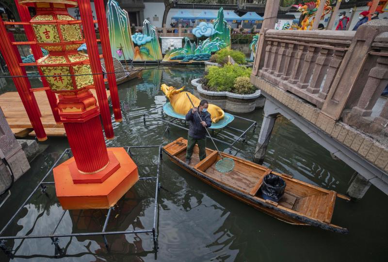 El Año Nuevo Chino comenzará oficialmente el viernes 12 de febrero pero las preparaciones para su llegada ya han arrancado en Shanghai dejando bonitas imágenes a su paso. 2021 será el año del buey de metal, que tomará el relevo a la rata.