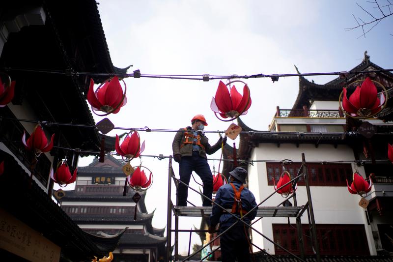 El Año Nuevo Chino comenzará oficialmente el viernes 12 de febrero pero las preparaciones para su llegada ya han arrancado en Shanghai dejando bonitas imágenes a su paso. 2021 será el año del buey de metal, que tomará el relevo a la rata.