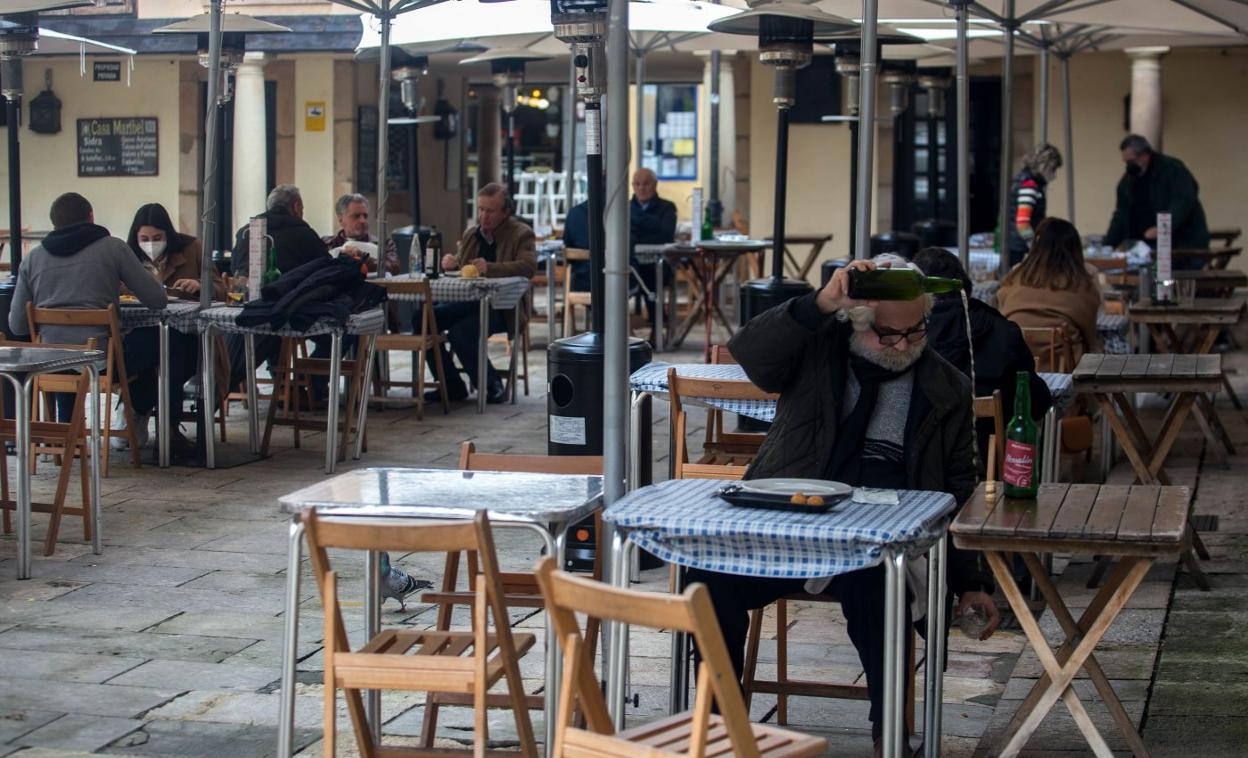 Una terraza en la plaza de El Fontán, ayer, funcionando bajo la normativa que restringe la actividad solo al exterior a causa de la covid. 